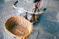 Wicker,Bicycle,Basket.,Vintage,Bike,On,The,Street,As,Background. zestaw lampek rowerowych