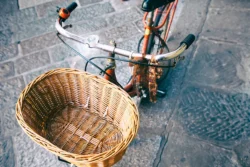 Wicker,Bicycle,Basket.,Vintage,Bike,On,The,Street,As,Background. zestaw lampek rowerowych