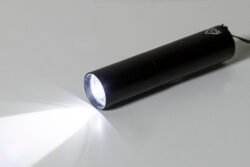 AP864122-10__DG1 latarka akumulatorowa z recyklingowanego aluminium