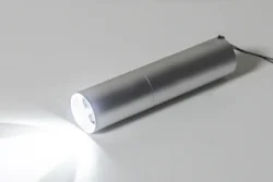 AP864122-21__DG1 latarka akumulatorowa z recyklingowanego aluminium