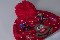 AP800175-A__CU Świąteczna czapka zimowa LED, renifer
